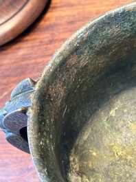 Insolite br&ucirc;le-parfum archa&iuml;que de type 'gui' en bronze au couvercle en bois, Chine, Song