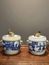 Paire de pots couverts en forme de tambour en porcelaine de Chine en bleu et blanc, marque de Jiajing, Kangxi
