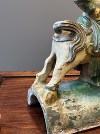 Een Chinese sancai daktegel in de vorm van een krijger te paard, Ming