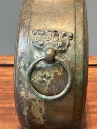 Vase archa&iuml;que de type 'bianhu' en bronze, Chine, Han