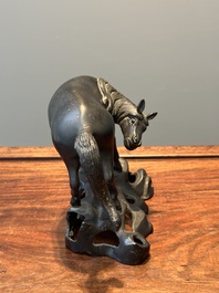 Rare sculpture d'un cheval en bronze, Chine, Ming