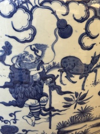 Een Chinese blauw-witte pot met 'Ba Xian Zhu Shou 八仙祝壽', Wanli merk en mogelijk periode