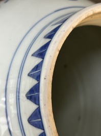 Pot couvert en porcelaine de Chine en bleu et blanc &agrave; d&eacute;cor d'oiseaux parmi des branches fleuries, p&eacute;riode Transition