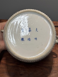 Paire de pots couverts en forme de tambour en porcelaine de Chine en bleu et blanc, marque de Jiajing, Kangxi