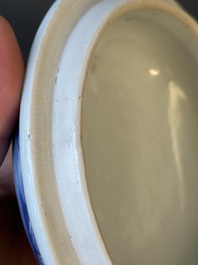 Pot couvert en porcelaine de Chine en bleu et blanc &agrave; d&eacute;cor d'oiseaux parmi des branches fleuries, p&eacute;riode Transition