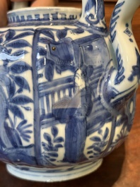 Verseuse &agrave; vin couverte en porcelaine de Chine en bleu et blanc &agrave; d&eacute;cor figuratif, Wanli