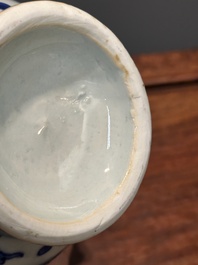 Verseuse en porcelaine de Chine en bleu et blanc &agrave; d&eacute;cor de figures dans un paysage, &eacute;poque Transition