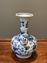 Een Chinese blauw-witte kendi met floraal decor, Kangxi