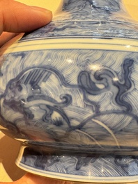 Vase de forme bouteille &agrave; t&ecirc;te d'ail en porcelaine de Chine en bleu et blanc &agrave; d&eacute;cor d'animaux mythiques, marque et &eacute;poque de Kangxi