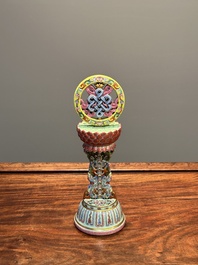 Rare instrument rituel en porcelaine de Chine famille rose, marque et &eacute;poque de Qianlong
