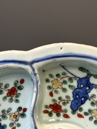 Een Chinese wucai confiserieschotel met floraal decor, Wanli