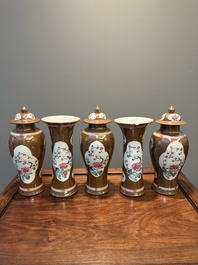 Garniture de cinq vases en porcelaine de Chine famille rose &agrave; d&eacute;cor floral sur fond brun capucin, Yongzheng/Qianlong