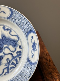 Een paar Chinese blauw-witte borden met boeddhistische leeuwen, ding merk, Kangxi