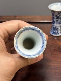Deux coupes &agrave; pied et quatre vases miniatures de forme 'gu' en porcelaine de Chine en bleu et blanc, Kangxi