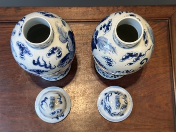 Een paar Chinese blauw-witte dekselvazen en drie potten, 19e eeuw