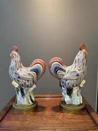 Paire de sculptures de coq en porcelaine de Chine famille rose aux montures en bronze dor&eacute;, Qianlong