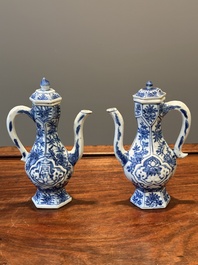 Deux verseuses couvertes en porcelaine de Chine en bleu et blanc, Kangxi