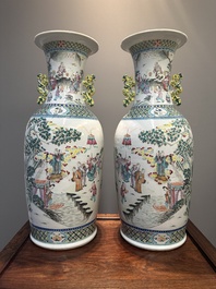 Paire de vases en porcelaine de Chine famille rose &agrave; d&eacute;cor narratif, 19&egrave;me