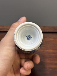 Vijf Chinese blauw-witte vazen, Kangxi