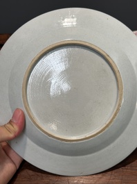 Een paar gemonogrammeerde Chinese roze-ge&euml;mailleerde borden en een paar koppen en schotels met wapendeor, Yongzheng/Qianlong