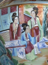 Een Chinese Canton famille rose dekselterrine  met bijbehorend bord, 19e eeuw