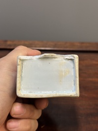 Deux vases, deux pichets miniatures et une bo&icirc;te &agrave; th&eacute; en porcelaine de Chine en bleu et blanc, Kangxi