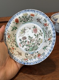 Een paar Chinese famille verte en een paar famille rose koppen en schotels, Kangxi/Yongzheng