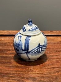 Een Chinese blauw-witte 'Lange Lijzen' theebus en deksel, conische schelp merk, Kangxi