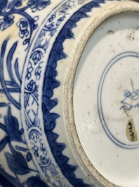 Pot couvert en porcelaine de Chine en bleu et blanc &agrave; d&eacute;cor floral, Kangxi