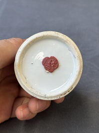 Groupe de trois objets de bureau d'&eacute;rudit en porcelaine de Chine famille rose, marque de Qianlong, 19/20&egrave;me