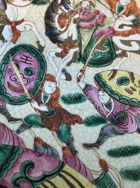 Une paire de pots et un plat en porcelaine de Chine famille rose de Nankin, marque de Chenghua, 19&egrave;me