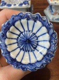 Een paar Chinese blauw-witte vazen en vier zoutvaten in blauw-wit, famille rose en Imari-stijl, Kangxi/Qianlong