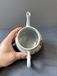 Une soupi&egrave;re couverte sur son support en porcelaine de Chine famille rose &agrave; d&eacute;cor mandarin et une th&eacute;i&egrave;re couverte, Qianlong