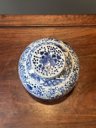 Een paar Chinese blauw-witte dekselvazen en drie potten, 19e eeuw