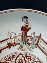 Grand plat en porcelaine de Chine wucai &agrave; d&eacute;cor figuratif et floral, marque de Jiajing, &eacute;poque Transition