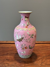 Een Chinese famille rose vaas met vlinders op roze sgraffito fond, Qianlong merk en mogelijk periode