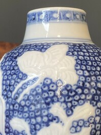 Een paar Chinese blauw-witte vazen en vier zoutvaten in blauw-wit, famille rose en Imari-stijl, Kangxi/Qianlong