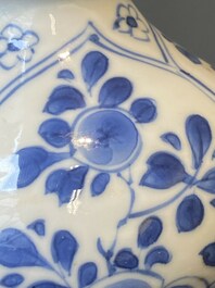 Een paar Chinese blauw-witte rozenwater sprenkelaars voor de islamitische markt, Kangxi