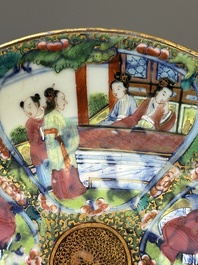 Une paire d'assiettes en porcelaine de Chine en bleu et blanc surd&eacute;cor&eacute; en Canton, une assiette aux gar&ccedil;ons jouant et une assiette ajour&eacute;e, 19&egrave;me