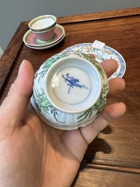 Een paar Chinese famille verte en een paar famille rose koppen en schotels, Kangxi/Yongzheng