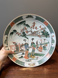 Paire de plats en porcelaine de Chine famille verte &agrave; d&eacute;cor 'Xi Xiang Ji', Kangxi