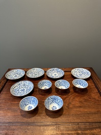 Een verzameling van 23 Chinese koppen en schotels, Kangxi/Qianlong