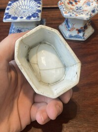 Een paar Chinese blauw-witte vazen en vier zoutvaten in blauw-wit, famille rose en Imari-stijl, Kangxi/Qianlong
