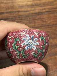 A fine Chinese pink-sgraffito-ground famille rose cup with floral design, Qianlong mark, 19th C.