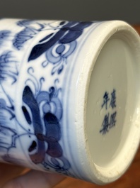 Garniture de cinq vases en porcelaine de Chine en bleu et blanc &agrave; d&eacute;cor de paysage, 19&egrave;me