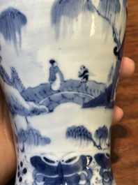 Garniture de cinq vases en porcelaine de Chine en bleu et blanc &agrave; d&eacute;cor de paysage, 19&egrave;me