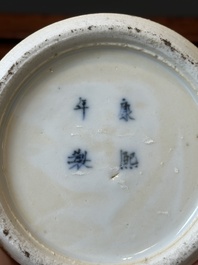 Een paar Chinese blauw-witte dekselvazen en drie potten, 19e eeuw