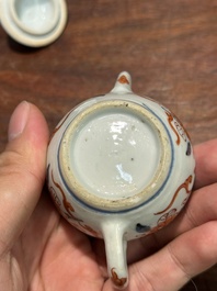 Een Chinese Imari-stijl miniatuur theepot, Kangxi