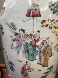 Paire de vases en porcelaine de Chine famille rose &agrave; d&eacute;cor narratif, 19&egrave;me