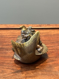 Bo&icirc;te couverte en bronze partiellement dor&eacute;e figurant Ebisu sur une dorade, Japon, sign&eacute;e Miyao Zo, Meiji, vers 1880